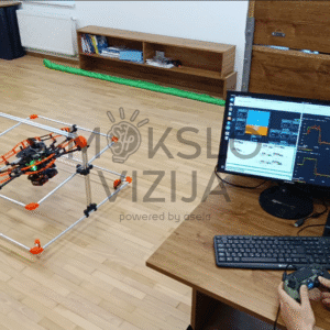 Studentai laboratorijoje dirba su DTL QUAD KIT LITE drono mokymo rinkiniu ant darbo stalo