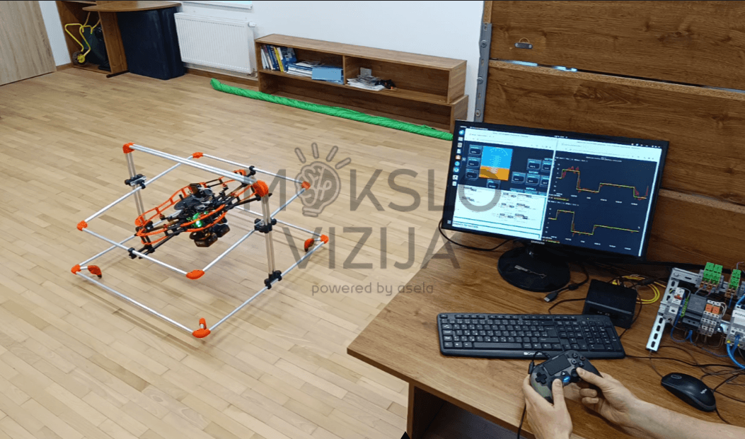 Studentai laboratorijoje dirba su DTL QUAD KIT LITE drono mokymo rinkiniu ant darbo stalo