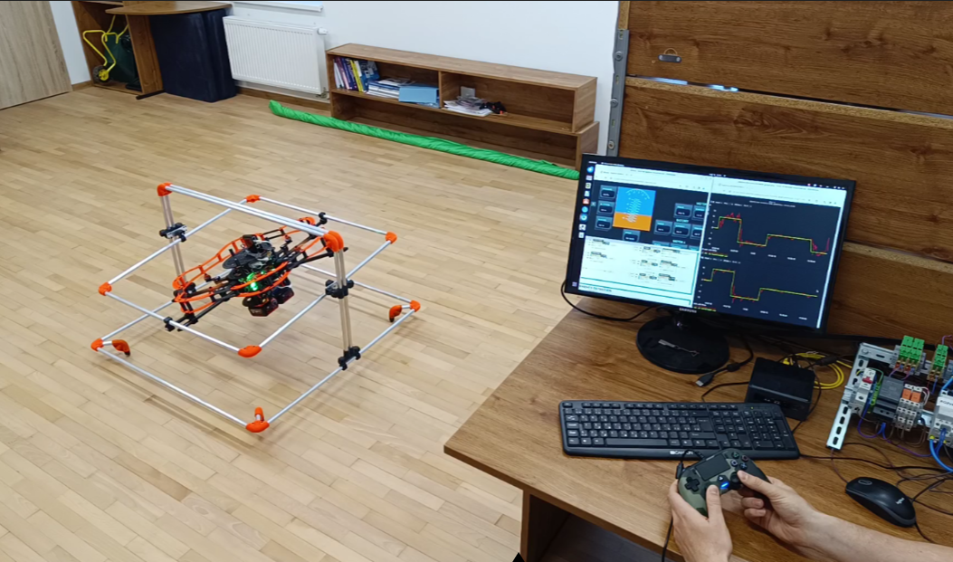 Studentai laboratorijoje dirba su DTL QUAD KIT LITE drono mokymo rinkiniu ant darbo stalo