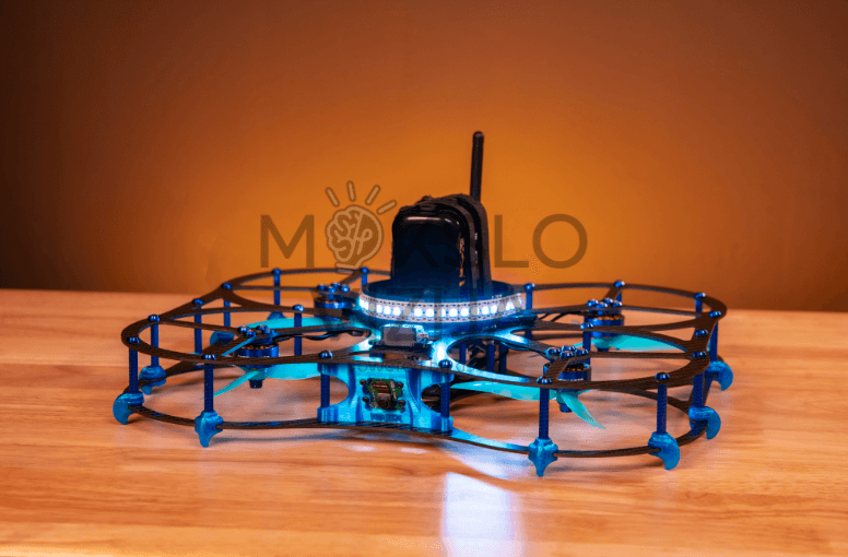 Autonominis mokomasis dronas su apsauginiu rėmu ir LED apšvietimu ant stalo