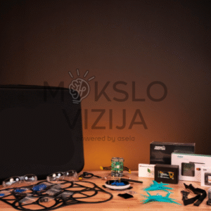 Autonominio drono mokymo komplektas su dėklu, komponentais, baterijomis ir priedais ant stalo