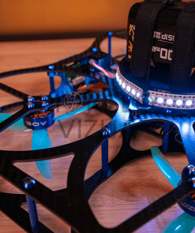 Mokomojo drono konstrukcijos detalė su propeleriais ir apsauginiu rėmu iš arti