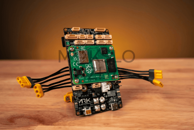 Skrydžio valdiklis su kompiuteriniu moduliu ir jungtimis autonominiam drono valdymui