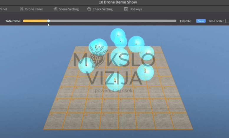 Dronų šou programos ekranas su 10 dronų simuliacija ir scenos nustatymais