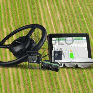Automatinio vairavimo įrangos komplektas su vairu, valdymo ekranu, GNSS antenomis ir valdikliais lauko fone.