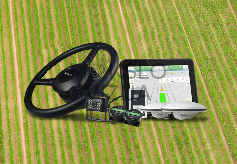 Automatinio vairavimo įrangos komplektas su vairu, valdymo ekranu, GNSS antenomis ir valdikliais lauko fone.