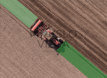 Traktorius lauke važiuoja tiesiai, rodoma žalia automatinio vairavimo trajektorija ir apdirbta juosta.