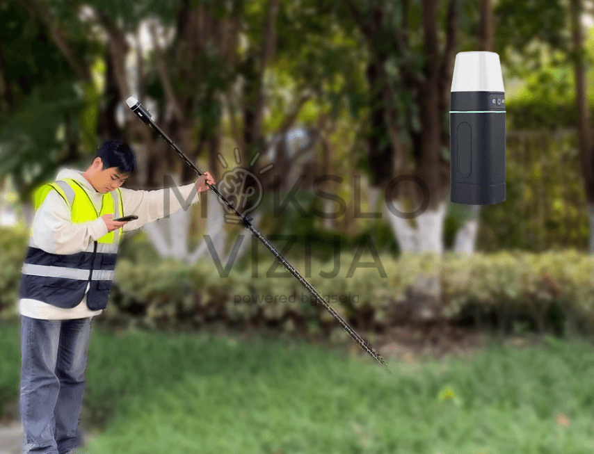 Operatorius lauko sąlygomis atlieka RTK GNSS matavimus su matavimo stulpu ir mobiliuoju įrenginiu, fone matomas GNSS imtuvas.