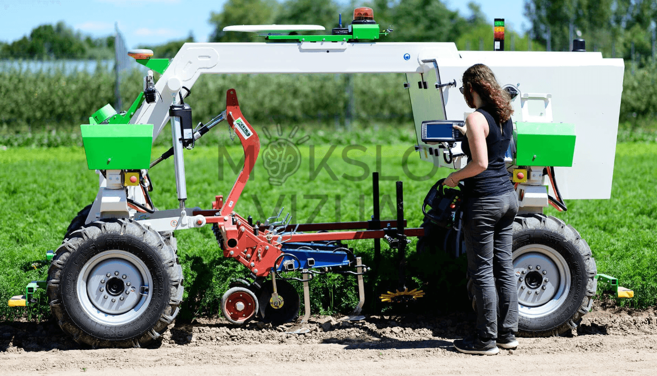 Autonominis žemės ūkio robotas su ravėjimo padargu lauke, šalia operatorius valdo ir stebi roboto darbą.