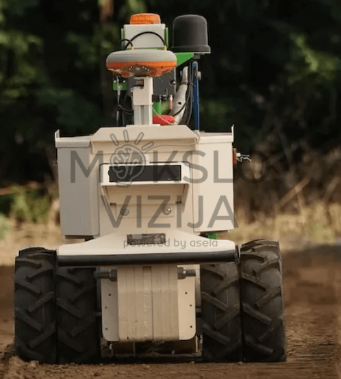 Autonominis žemės ūkio robotas galinis vaizdas lauko sąlygomis, matomos plačios padangos ir kompaktiška konstrukcija darbui tarp eilių.