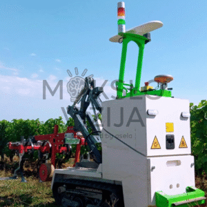 Autonominis vikšrinis žemės ūkio robotas vynuogyne su navigacijos stovu ir mechaniniu padargu darbui tarpueiliuose.