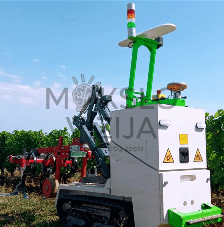 Autonominis vikšrinis žemės ūkio robotas vynuogyne su navigacijos stovu ir mechaniniu padargu darbui tarpueiliuose.