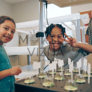 Hidroponikos sistema edukacijai, vaikai atlieka augalų auginimo eksperimentą, STEAM veikla klasėje.