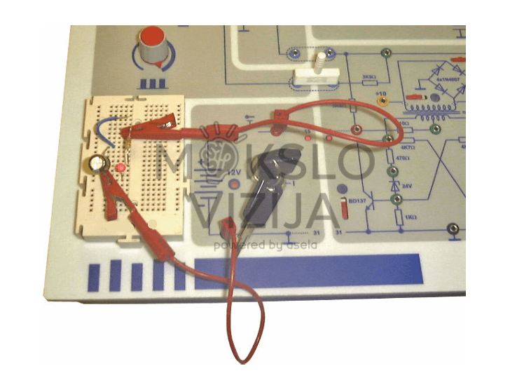 Praktinis elektronikos bandymas ADA 301 mokymo stende su prototipavimo plokšte ir matavimo laidais