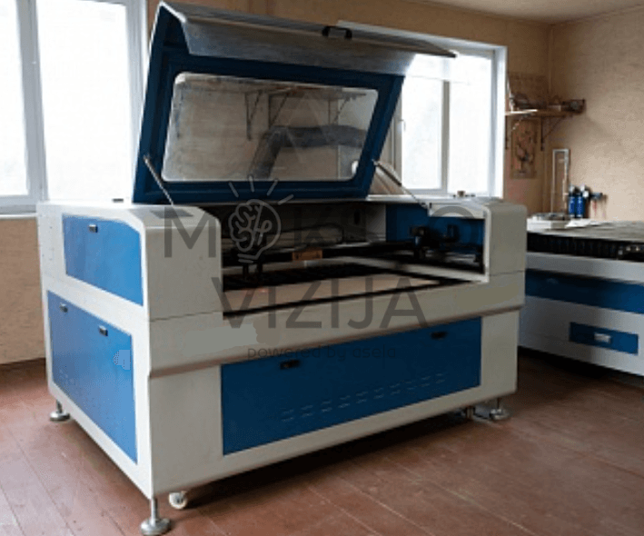 Acctek AKJ1390 CO₂ lazerinės pjovimo ir graviravimo staklės dirbtuvėse su atidarytu dangčiu