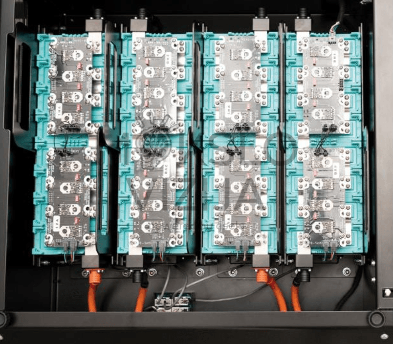 Aukštos įtampos baterijos moduliai su elektronikos plokštėmis ir aukštos įtampos jungtimis mokymo sistemos viduje.