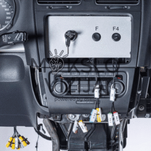 Automobilio centrinės konsolės modulis su pažymėtomis diagnostikos jungtimis ir laidais komforto sistemų mokymui.