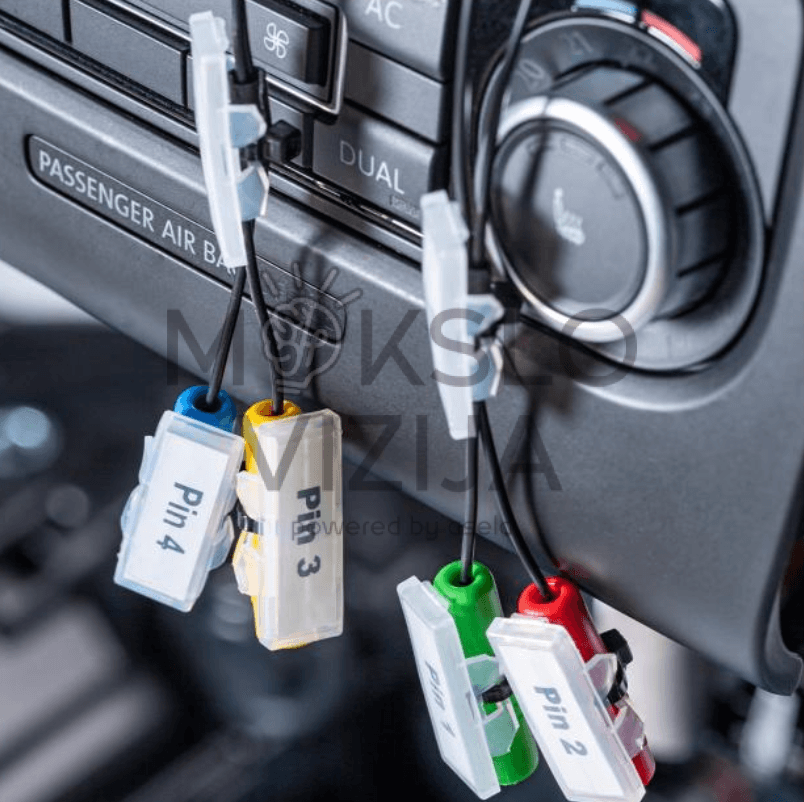 Automobilio klimato valdymo skydelis su pažymėtais diagnostikos laidais ir jungtimis mokymo stende.