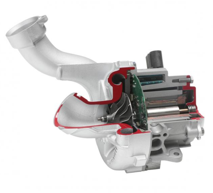 Elektrinio turbokompresoriaus E Booster pjūvio modelis su matoma turbina, elektronikos plokšte ir elektriniu varikliu.