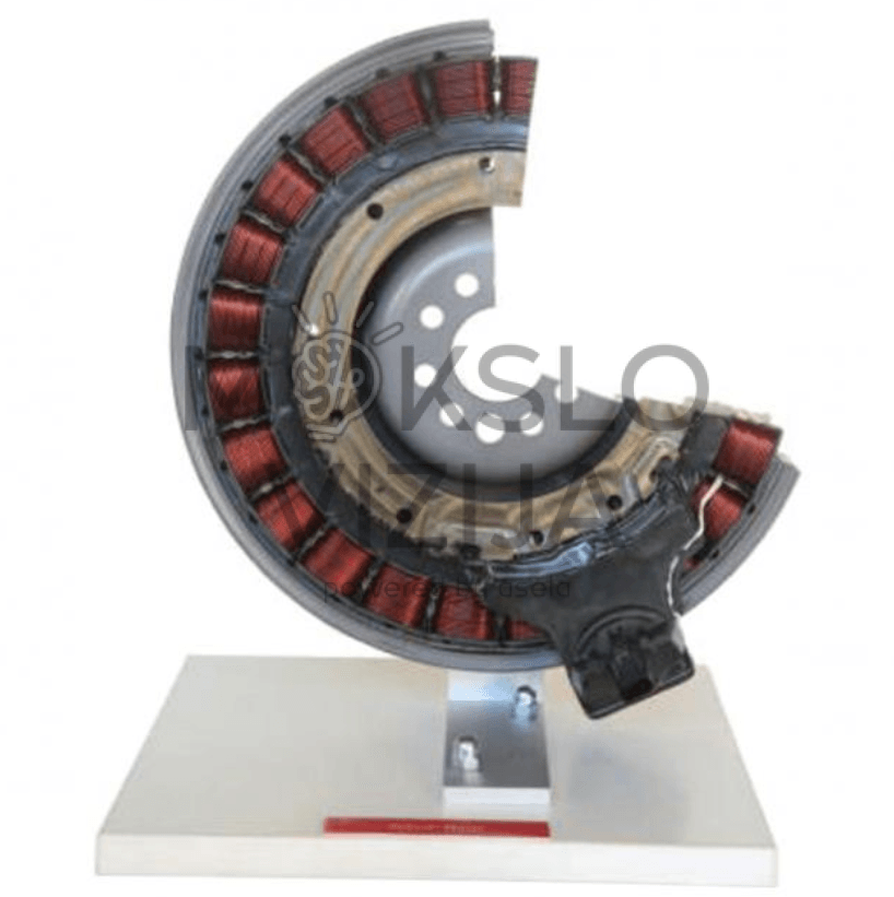 Hibridinės elektrinės mašinos statoriaus pjūvio modelis ant stovo su matomomis varinėmis apvijomis.