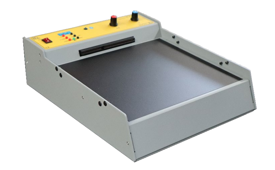 Laboratorinis bazinis rėmas mokymo plokštėms su valdymo pultu ir darbo zona elektronikos eksperimentams.
