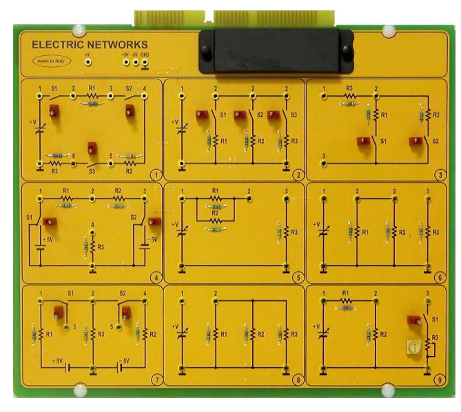 Elektrinių tinklų mokymo plokštė su pažymėtomis varžų, jungiklių ir maitinimo grandinėmis elektrotechnikos laboratorijai.