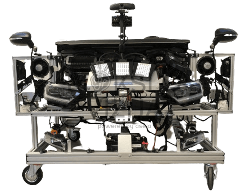 Pažangus automobilių mokymo stendas ant mobilios platformos su LED priekiniais žibintais, apšvietimo moduliais, kameromis, jutikliais, laidų instaliacija ir pagalbinių vairuotojo sistemų komponentais.