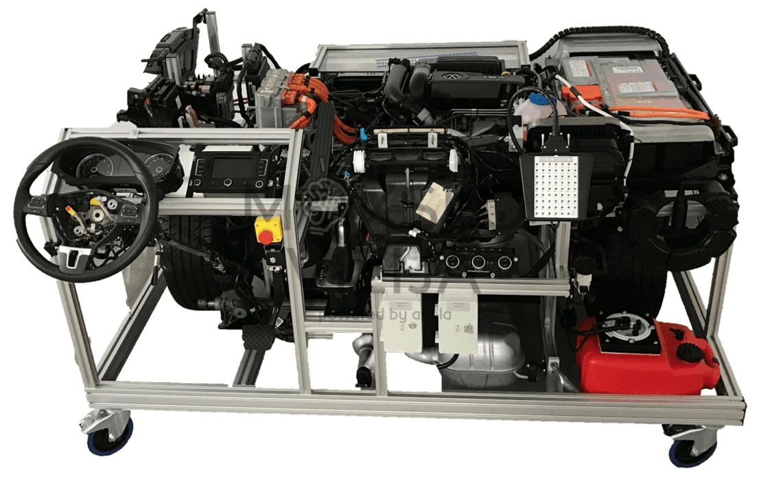 Jetta Hybrid hibridinės pavaros mokymo stendas ant ratukų su vairo mechanizmu, prietaisų skydeliu, valdymo blokais, variklio ir hibridinės sistemos komponentais bei aukštos įtampos laidais.