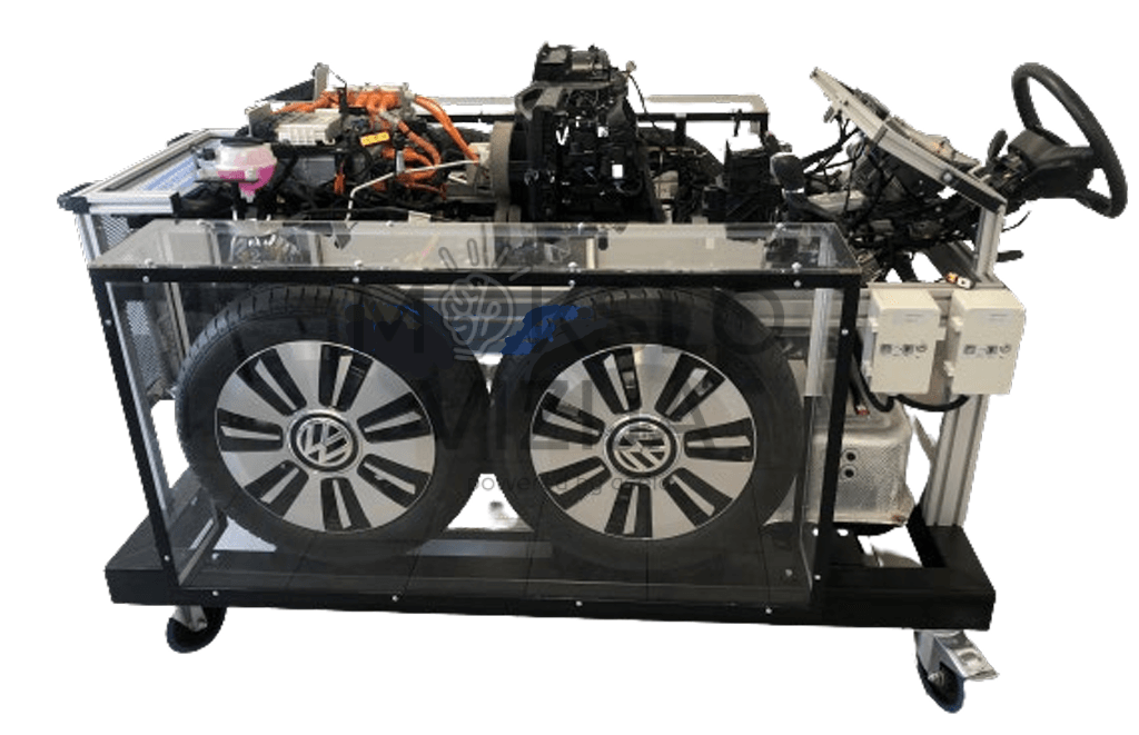 Veikiantis E-UP elektrinės pavaros mokymo stendas ant ratukų su elektrinio automobilio komponentais, aukštos įtampos oranžiniais kabeliais, valdymo dėžėmis ir dviem ratų simuliavimo moduliais.
