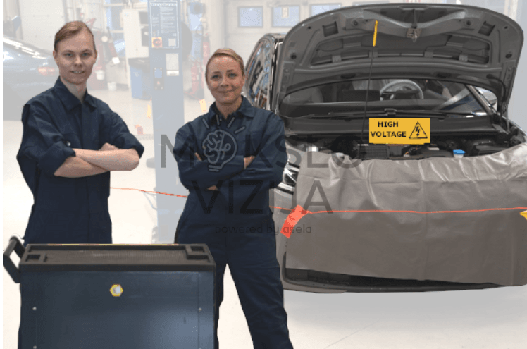 Mokymų dirbtuvės su aukštos įtampos ženklu ant automobilio ir dviem mokiniais.