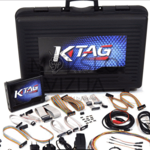 K-TAG lagaminas su įrenginiu ir įvairiais laidais bei adapteriais, išdėstytais ant stalo.