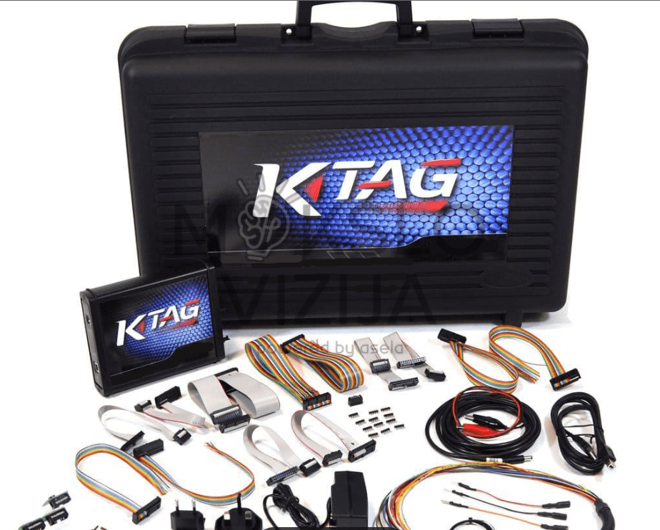 K-TAG lagaminas su įrenginiu ir įvairiais laidais bei adapteriais, išdėstytais ant stalo.