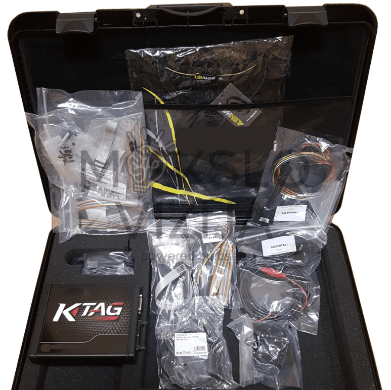 Atidarytas K-TAG lagaminas su įrenginiu, laidais, adapteriais ir papildomais priedais pakuotėse.