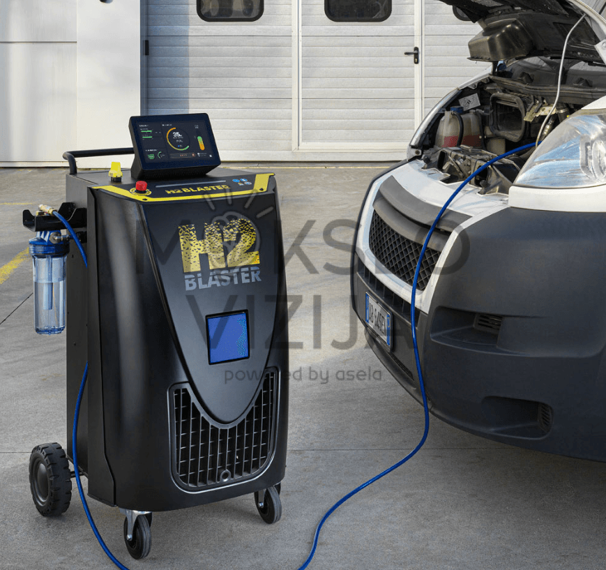 H2 BLASTER įrenginys autoservise prie automobilio su atidarytu variklio skyriumi ir prijungta žarna.