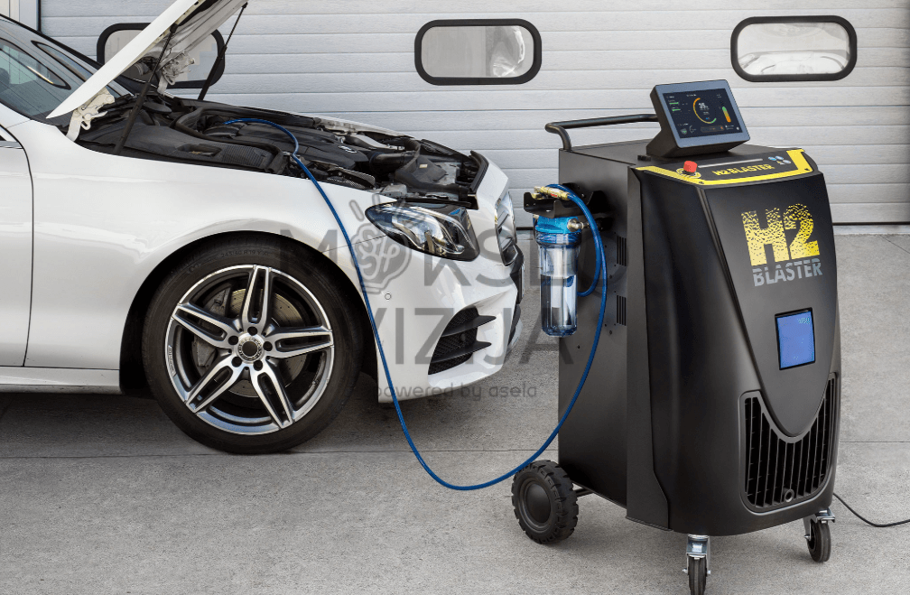 TEXA H2 BLASTER įrenginys prijungtas žarna prie automobilio su atidarytu variklio dangčiu.
