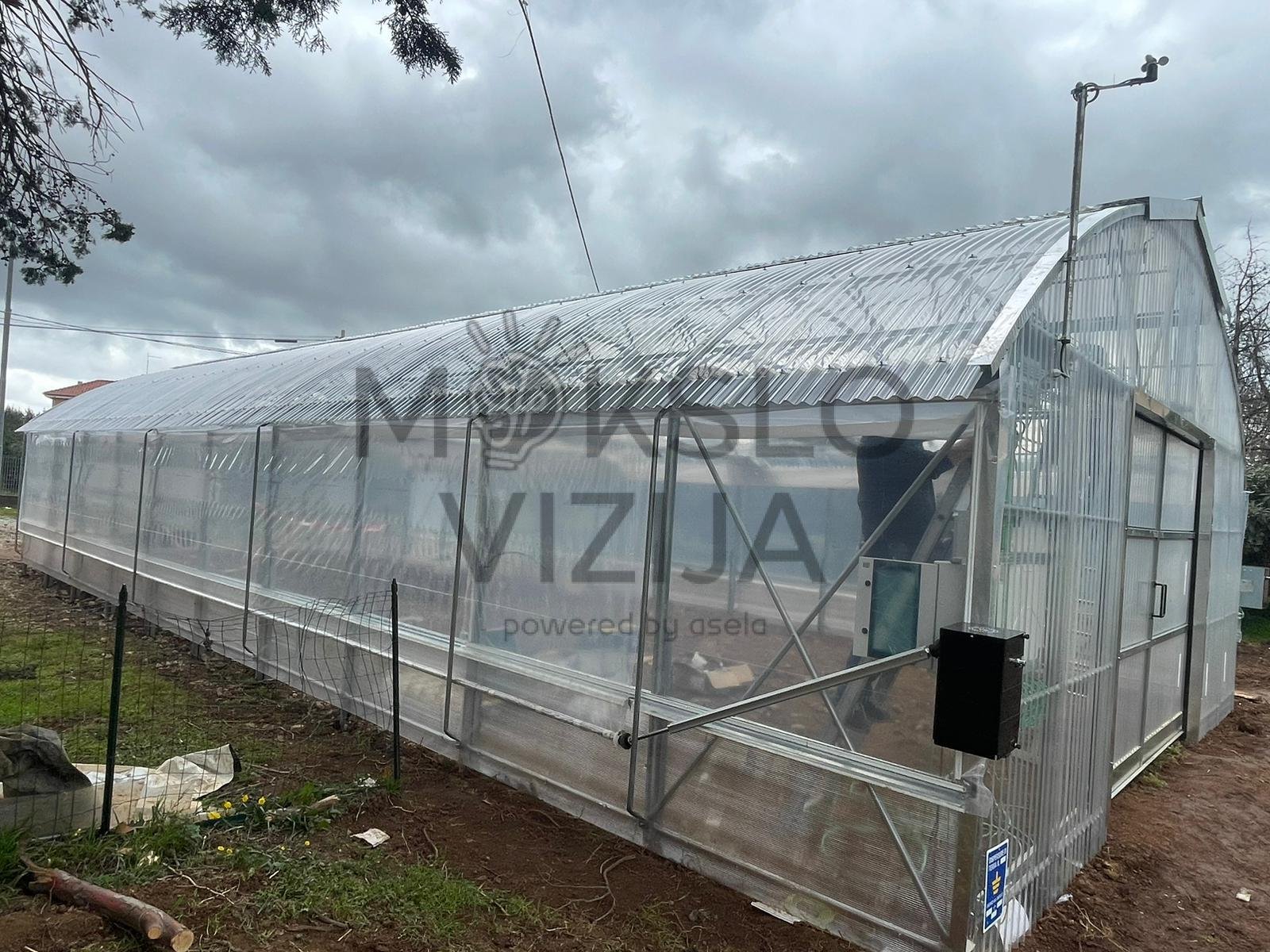 modernus šiltnamis su šonine ventiliacija, automatiniu atidarymo mechanizmu ir polikarbonato danga