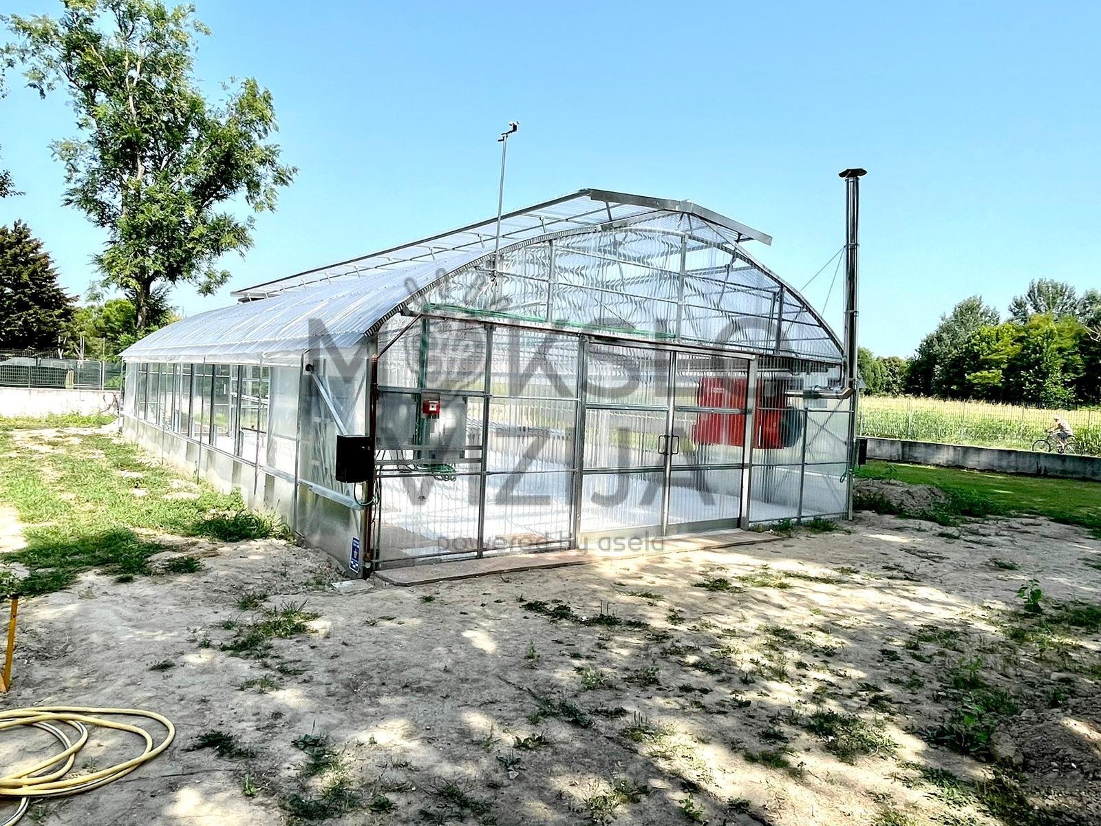 mokomasis polikarbonatinis šiltnamis su slankiojančiomis durimis, kraigo langais ir šildymo sistema lauko teritorijoje