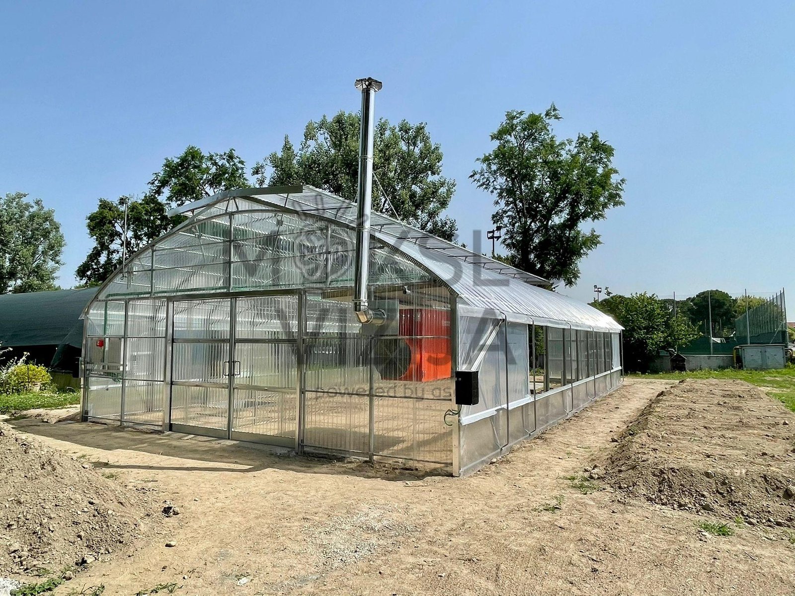 profesionalus polikarbonatinis šiltnamis su automatine ventiliacija, kraigo langais ir šildymo kaminu mokymo įstaigai