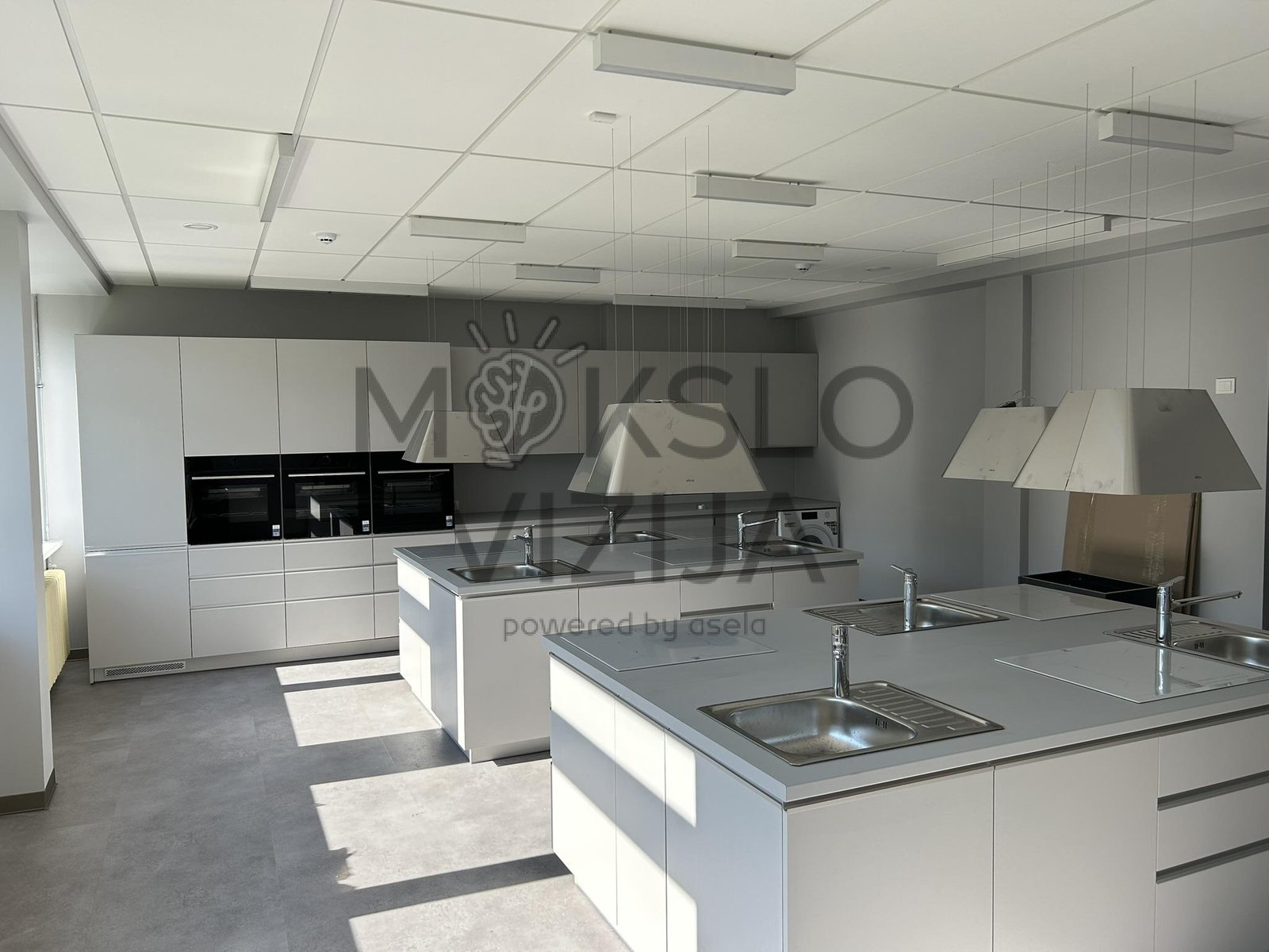 Moderni technologijų klasė su virtuvės darbo salomis.