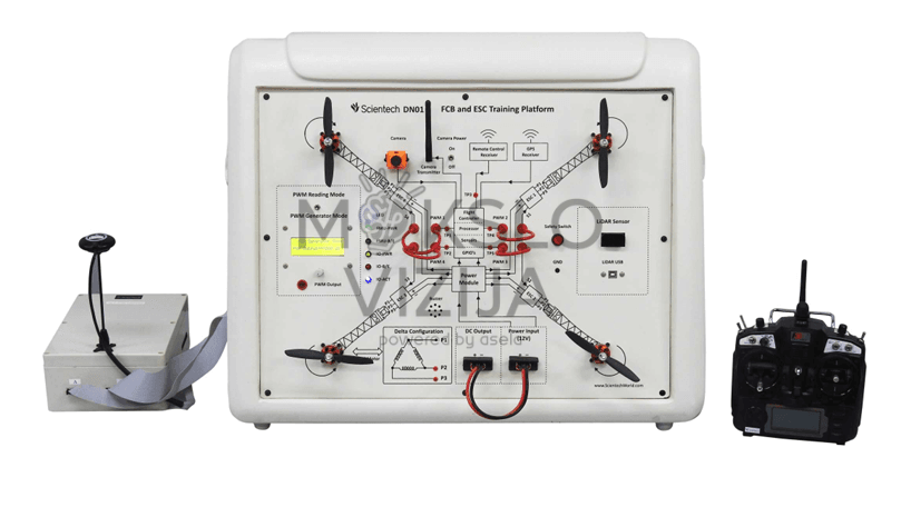 Studentas laboratorijoje atlieka praktinį testavimą su FCB ir ESC dronų mokymo platforma, skirta avionikos, variklių valdymo ir jutiklių integravimo mokymuisi.