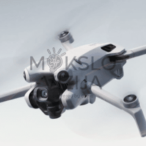 DJI Mini 4 Pro dronas skrydžio metu su integruota kamera ir kliūčių aptikimo sistema, skirtas profesionaliam filmavimui ir fotografijai.