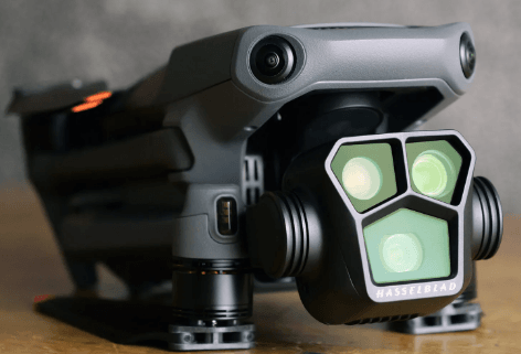 DJI Mavic 3 Pro drono kameros modulis su „Hasselblad“ trijų objektyvų sistema, skirtas aukščiausios kokybės filmavimui ir fotografijai.