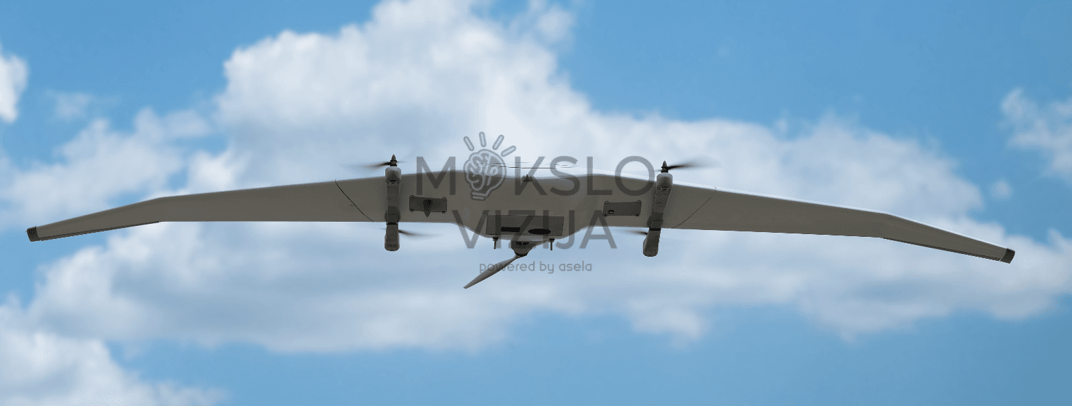 DeltaQuad Evo dronas skrydžio metu su fiksuotu sparnu ir vertikalaus kilimo varikliais, naudojamas profesionaliam žemėlapių sudarymui.