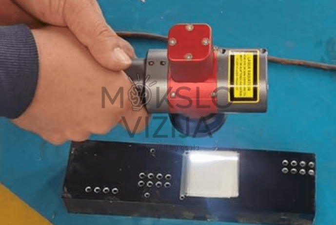 Rankinis lazerinis valymo antgalis naudojamas metalo paviršiaus valymui nuo rūdžių ir oksidų su AKQH-3000_AT sistema.