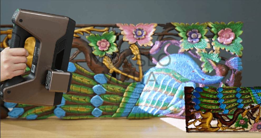 EinScan Pro HD rankinis 3D skeneris skenuoja spalvotą paviršių, sukuriant tikslų 3D modelį su tekstūromis.