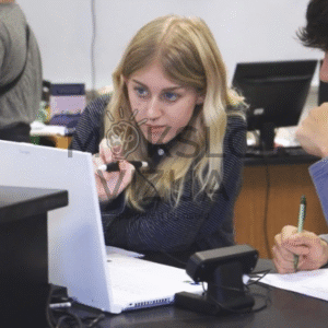 Tai specializuota robotikos mokymo programinė įranga, skirta interaktyviam mokymuisi naudojant zSpace 3D kompiuterius ir papildytos bei virtualios realybės technologijas. Sprendimas suteikia galimybę mokiniams ir studentams praktiškai susipažinti su pramoninės robotikos principais, robotų veikimu, aptarnavimu ir valdymo procesais saugioje virtualioje aplinkoje.