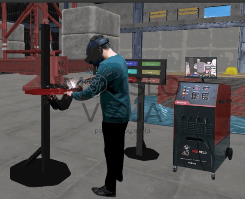Studentas su VR suvirinimo kauke treniruojasi suvirinimo simuliatoriumi pramoninėje virtualioje aplinkoje.