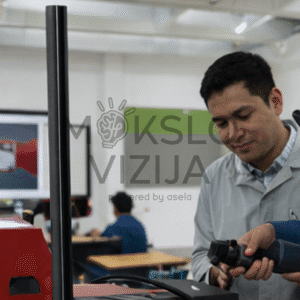 Instruktorius konsultuoja studentą su VR suvirinimo simuliatoriumi mokymo klasėje, fone matomas mokymo ekranas.