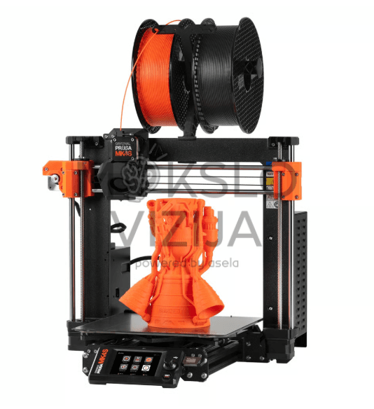 FDM 3D spausdintuvas su oranžiniu spausdintu modeliu darbo platformoje, skirtas edukacijai ir inžinerinei gamybai.