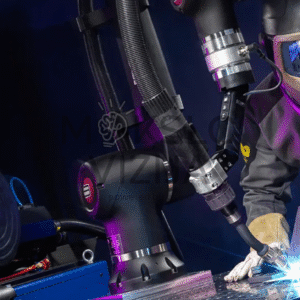 Suvirintojas dirba kartu su cobot robotu atliekant automatizuotą suvirinimo užduotį pramoninėje aplinkoje.